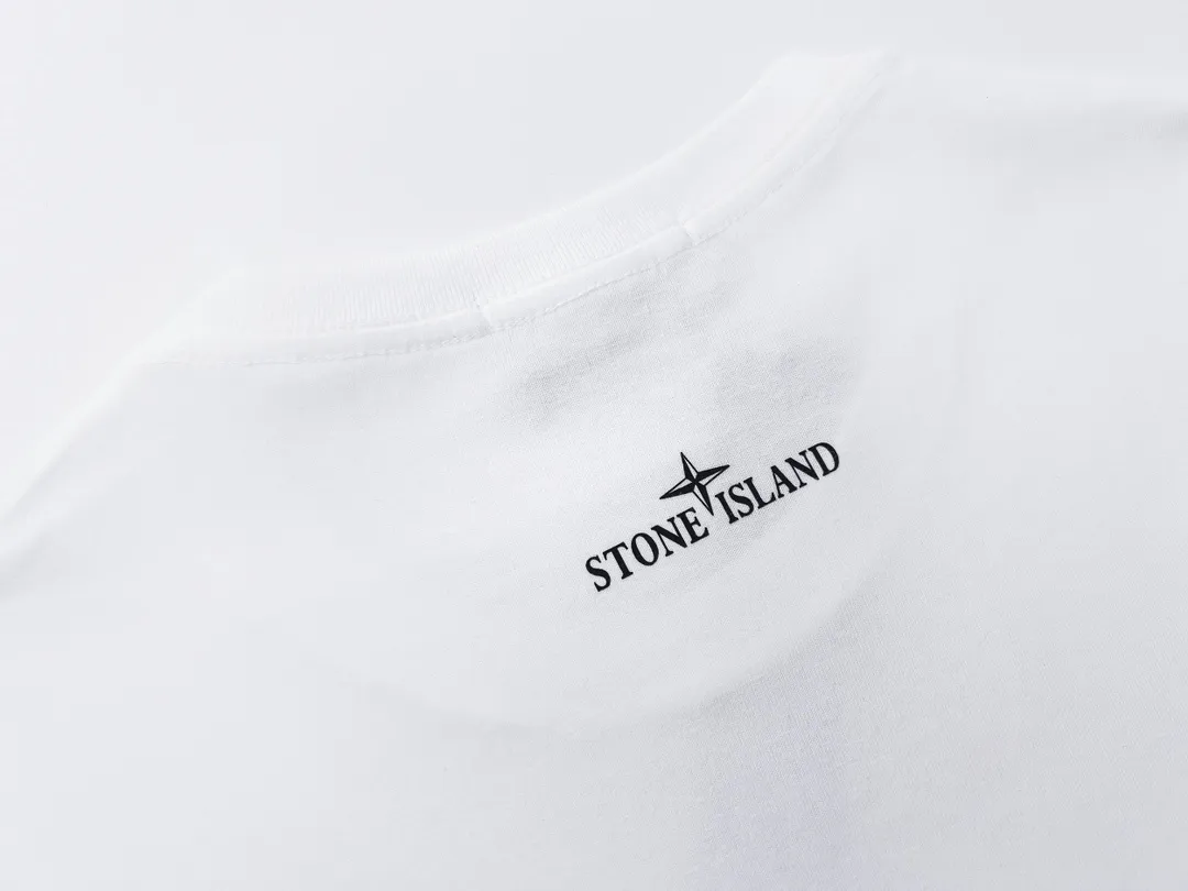 W617#P110💰 [Stone lsland/Stone Island summer new short-sleeved T-shirt with broken big compass print on the chest] ⚠️[Original creation, high control of details] Made of 260 grams of combed cotton, 32-count double yarn - Simple basic versatile style, original single quality, the first choice for couples. - Made in a large factory, four needles and five threads on the shoulder, neat alignment, high quality workmanship. - Same style for men and women, very versatile, one piece for each person Details are clearly visible. Color: Black White Size: M L